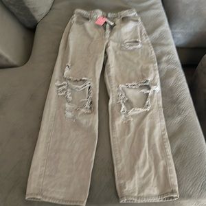 Pretty Little Things boyfriend jeans size 4 (seems to run a little big) NWT